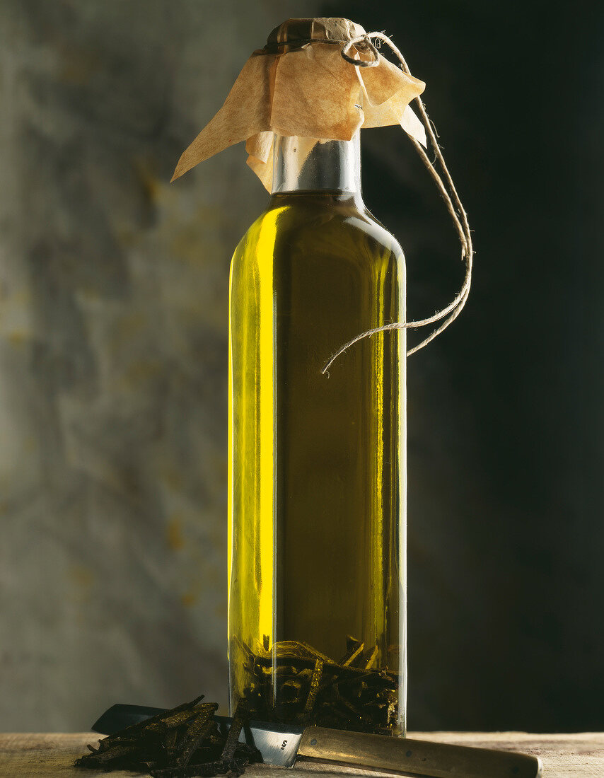 Flasche Olivenöl mit Trüffel