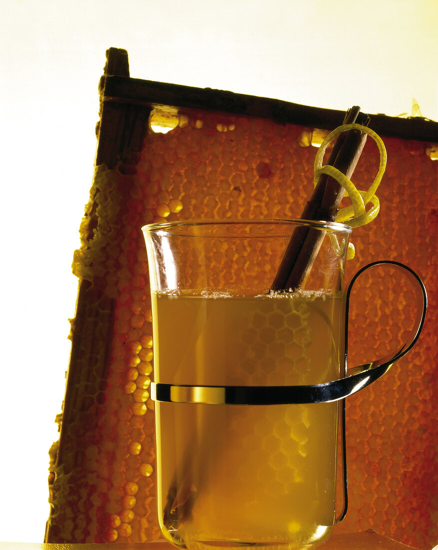 Glas mit Honig-Zimt-Drink
