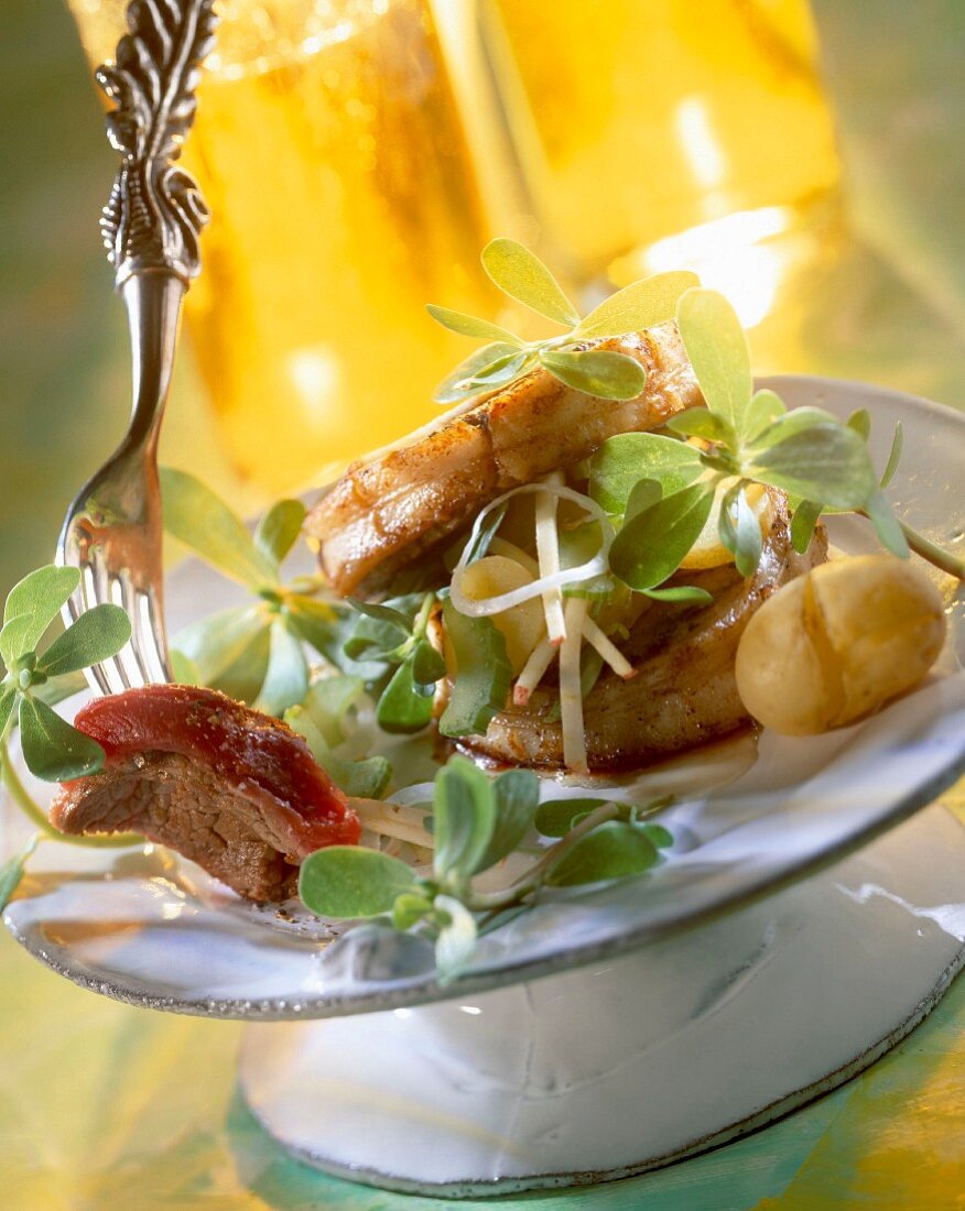 Lendenbraten mit Portulak und Frühkartoffeln