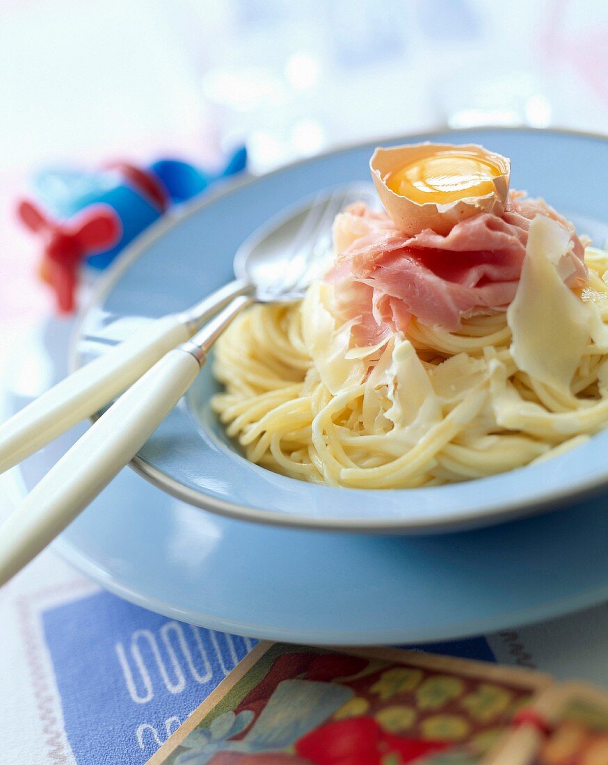 Pasta mit Schinkenstreifen und Ei