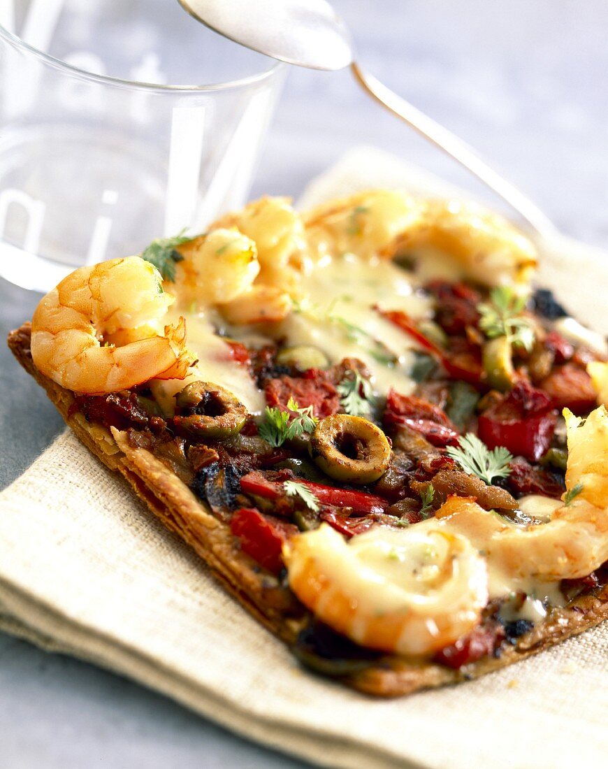 Krustade mit Riesengarnelen, rohem Schinken, Tomaten, Paprika und Tapenade