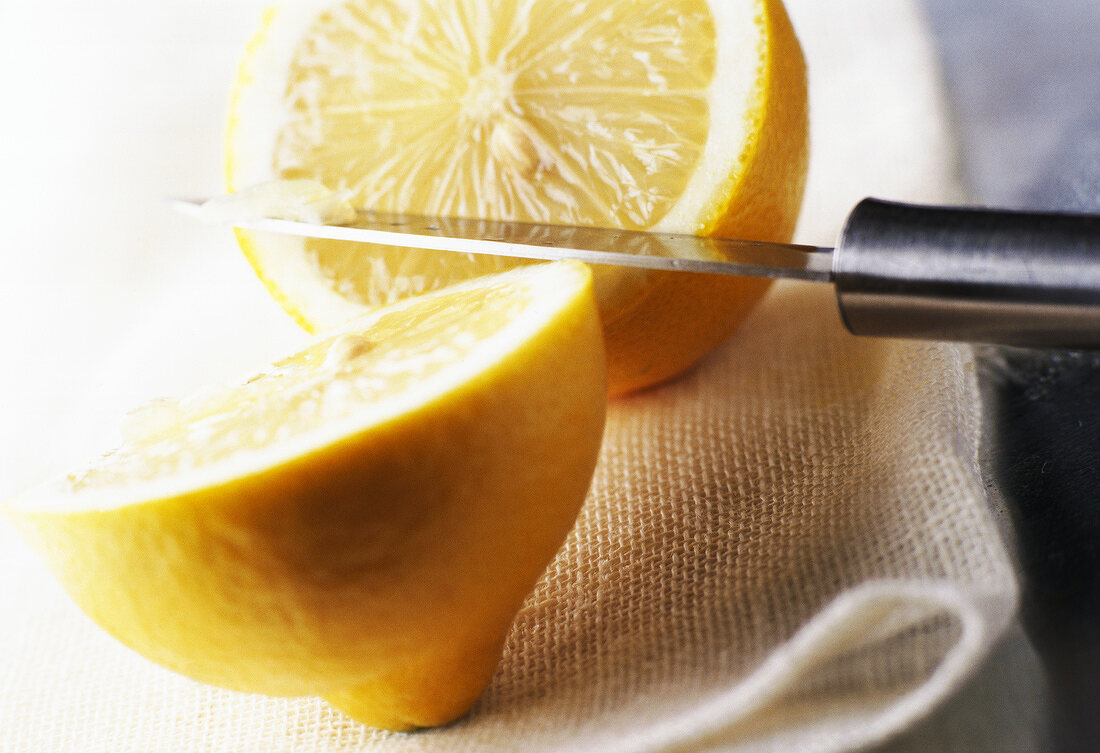 Halbierte Zitrone mit Messer