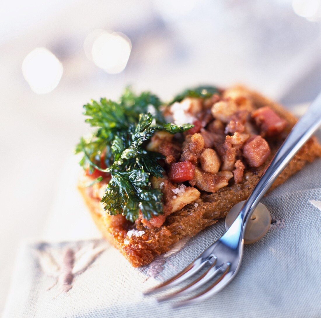 Kaninchen mit Koriander auf Toastbrot