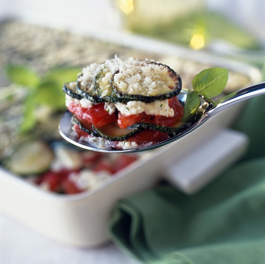 Schichtküchlein mit Zucchini, Tomaten und Käse