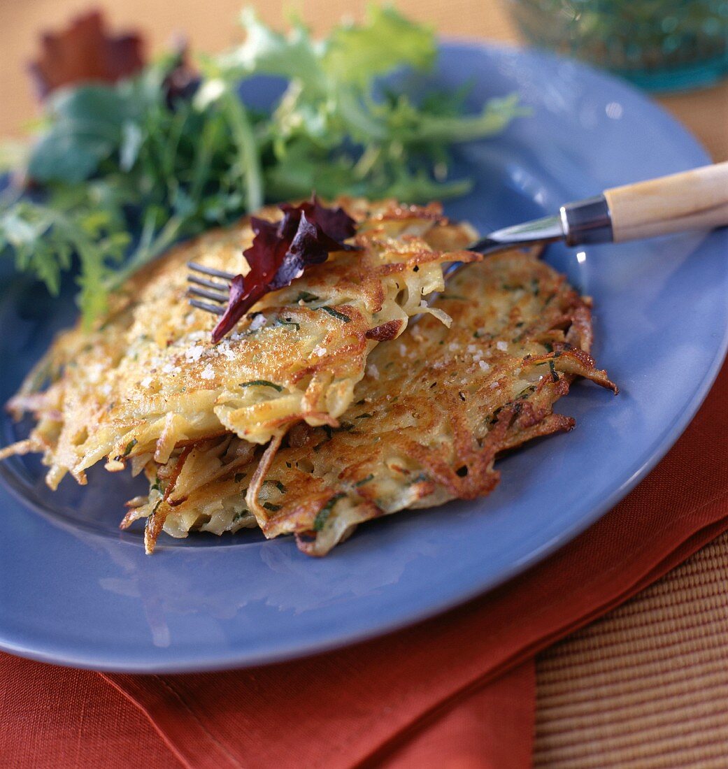 Kartoffelpuffer mit Zucchini und Salatbeilage