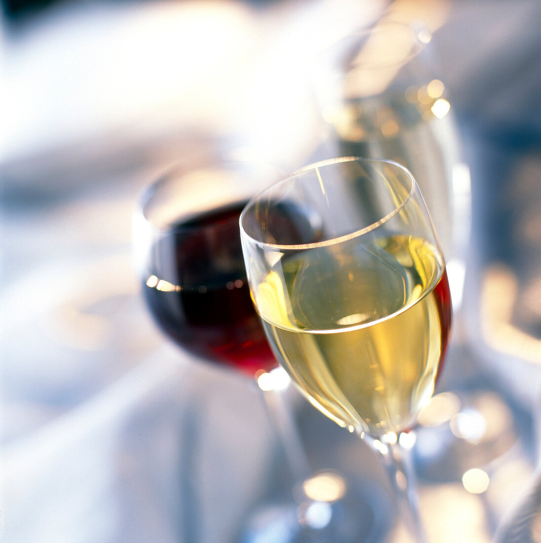 Drei Gläser mit Rotwein, Weißwein und Champagner