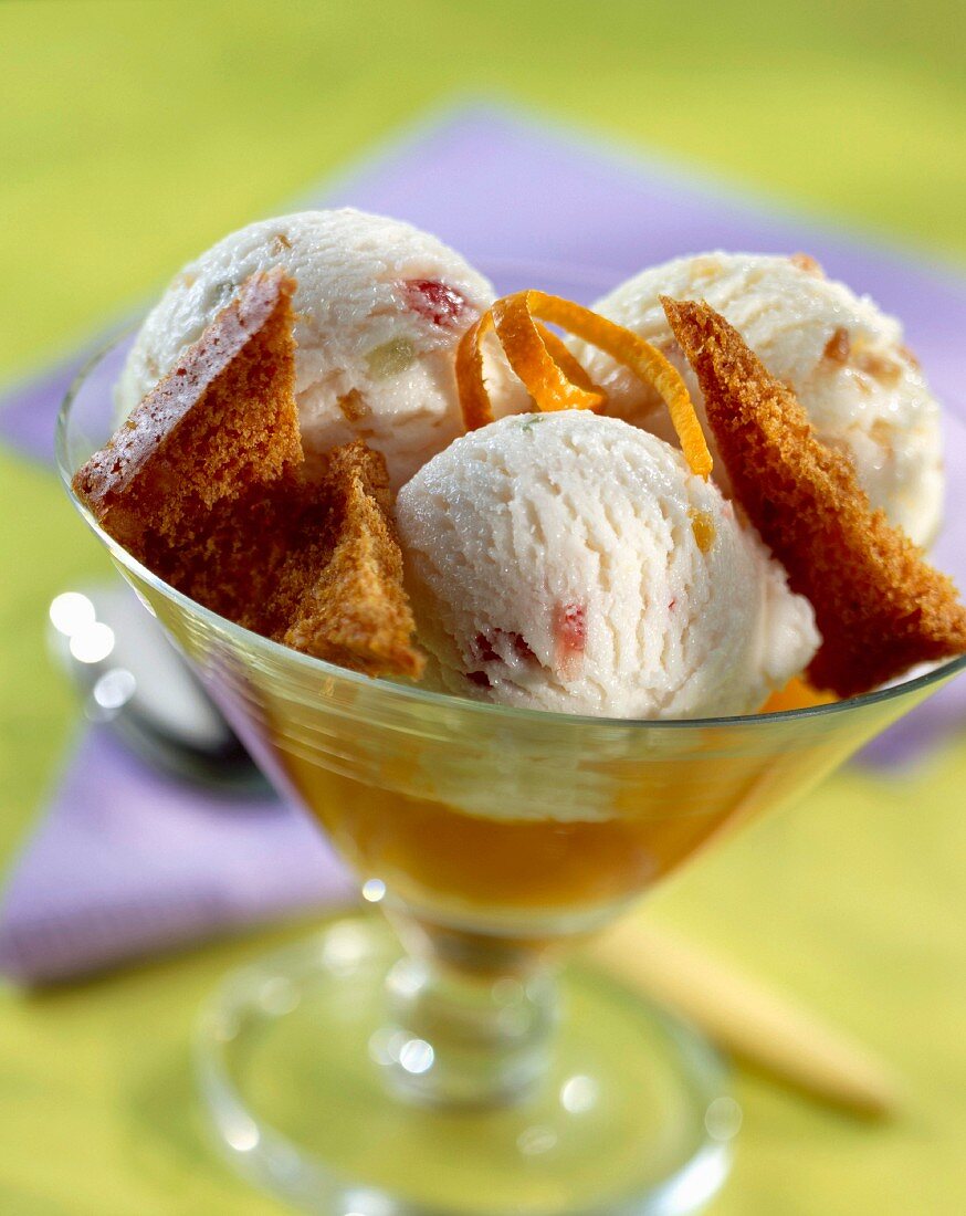 Glace Plombière (Sahneeis mit kandierten Früchten, Paris) mit Honigkuchen