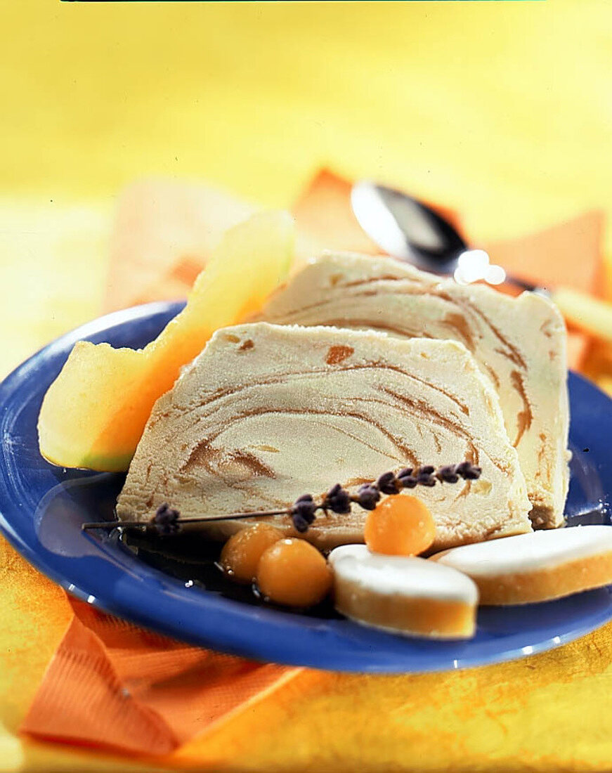 Eisdessert mit Calissons (Mandelgebäck aus der Provence)