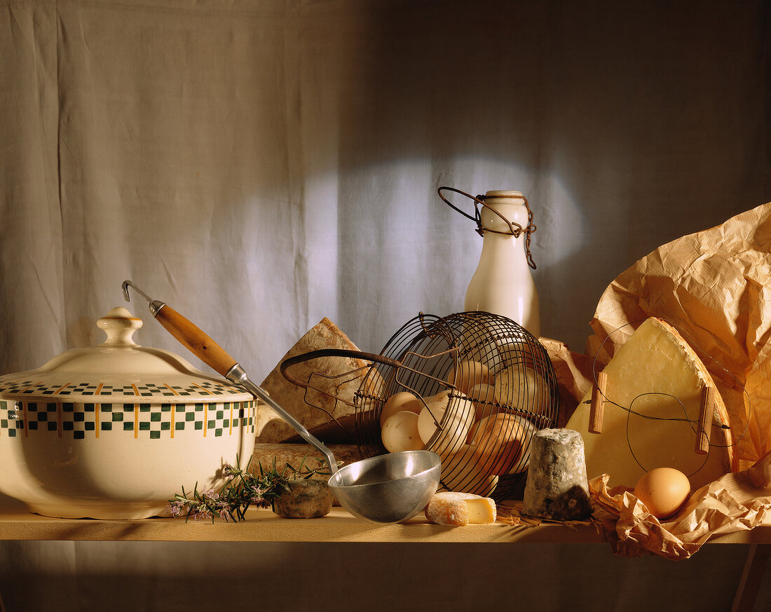 Stillleben aus Käse, Milch, Eiern und Suppenterrine