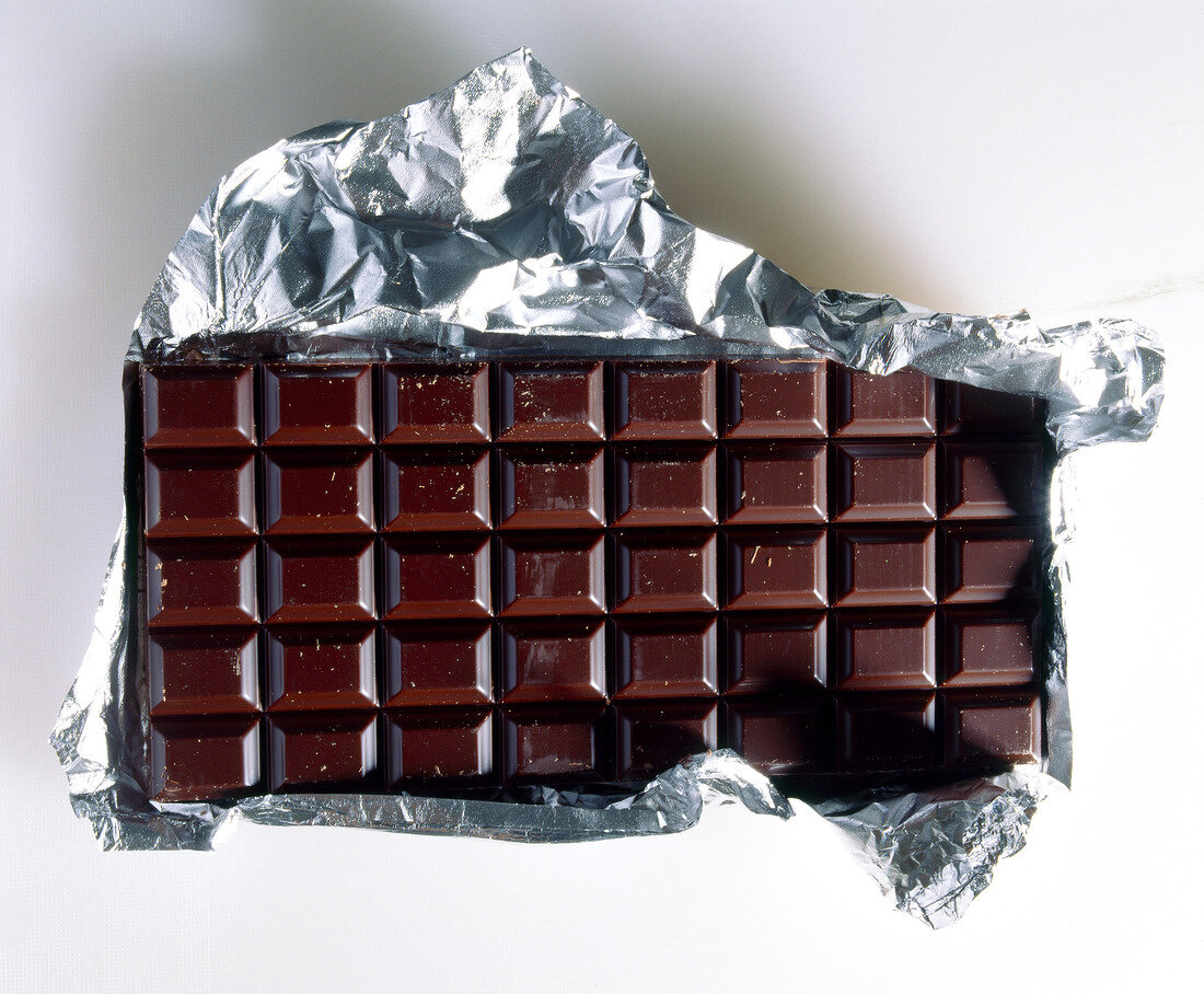 Eine ausgepackte Tafel dunkle Schokolade