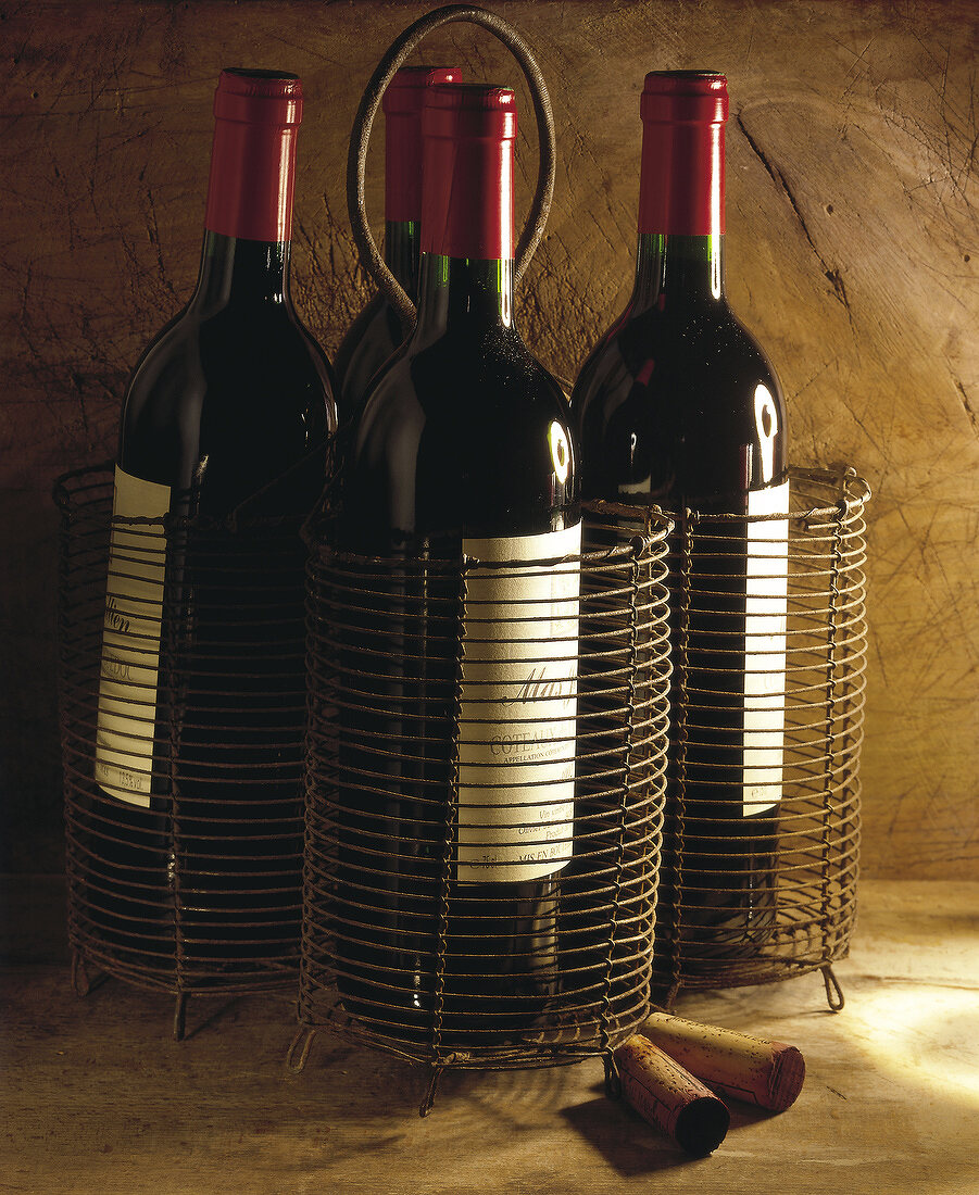 Rotweinflaschen im Tragekorb aus dem Coteaux du Languedoc
