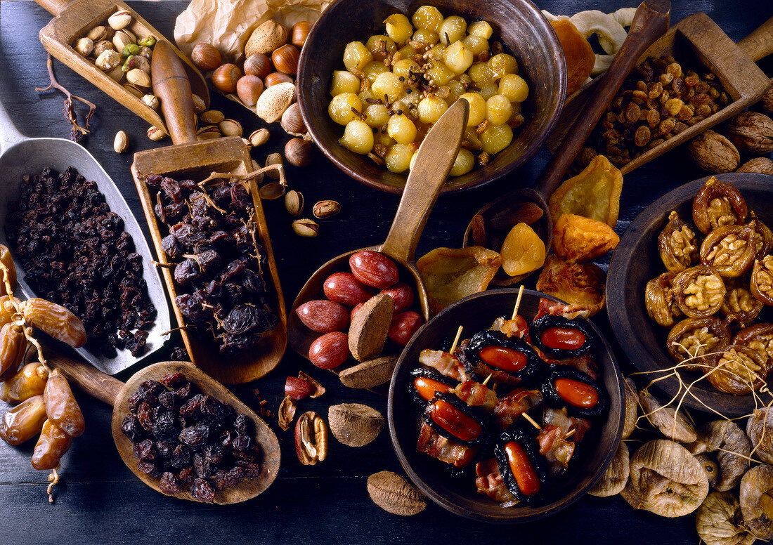 Stillleben mit getrockneten Früchten und Nüssen (Datteln, Rosinen, Pistazien, Haselnüsse etc.)