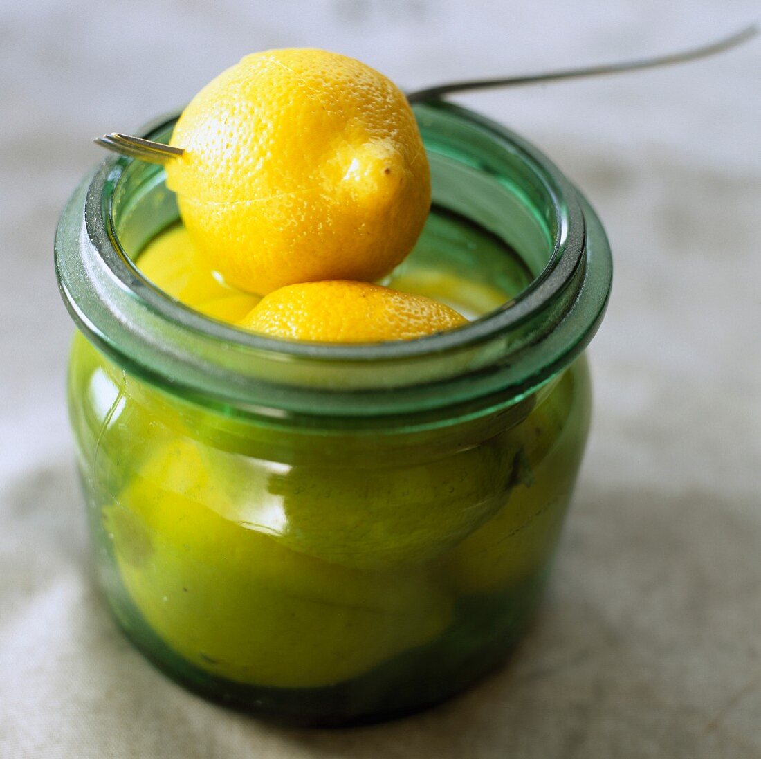 Eingelegte Zitronen im Glas