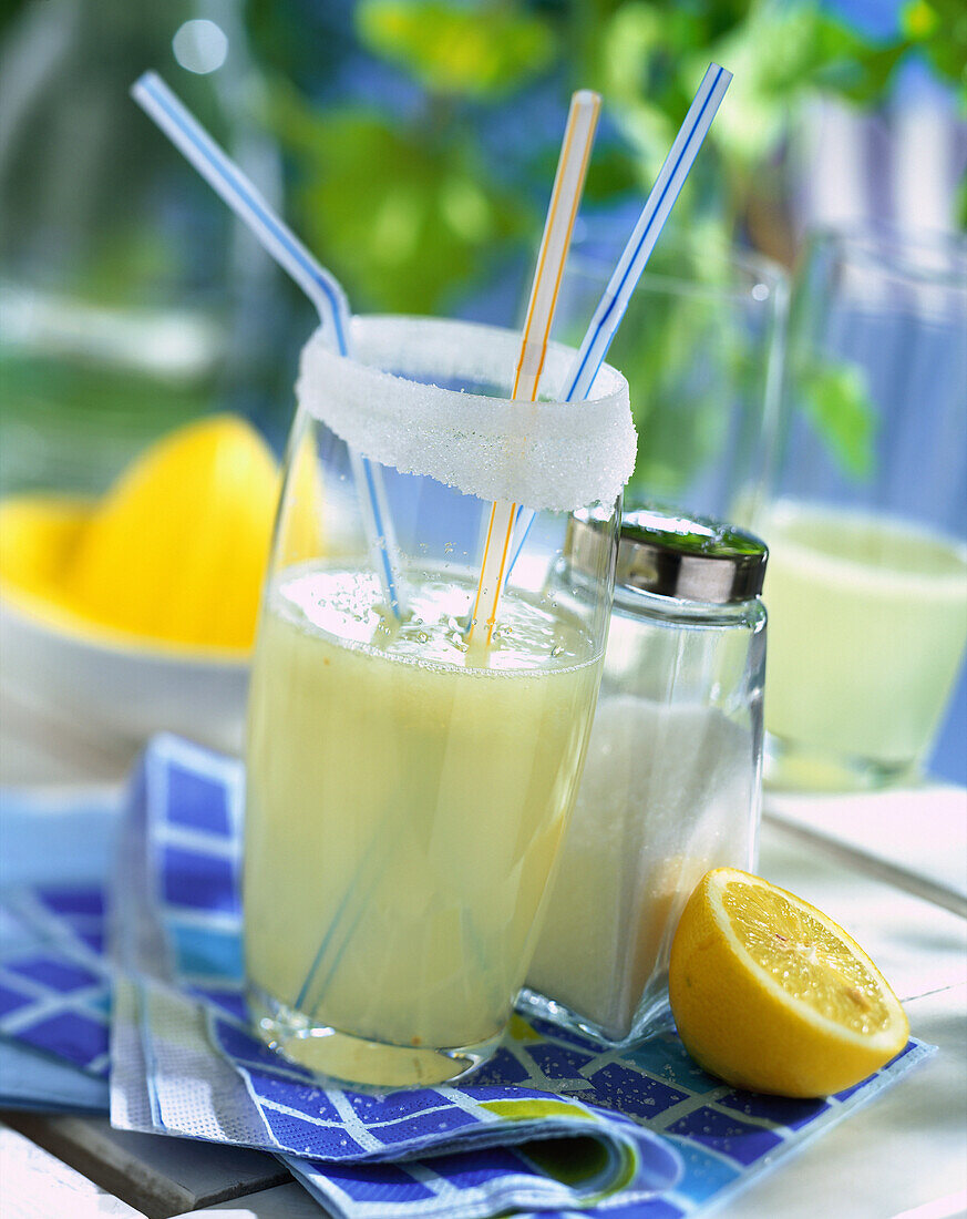 Erfrischende Zitronenlimonade im Glas mit Zuckerrand