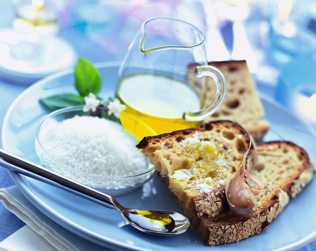 Brotscheiben mit Knoblauch, Olivenöl und Meersalz
