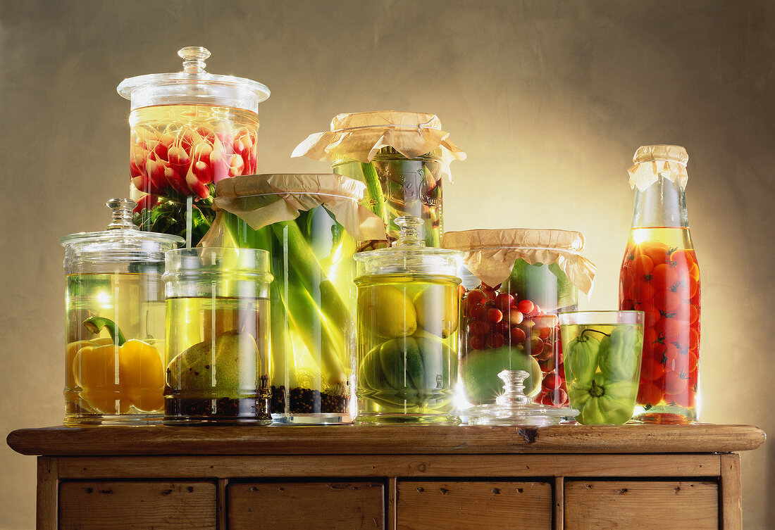 Eingemachtes Obst und Gemüse in grossen Gläsern und Flaschen