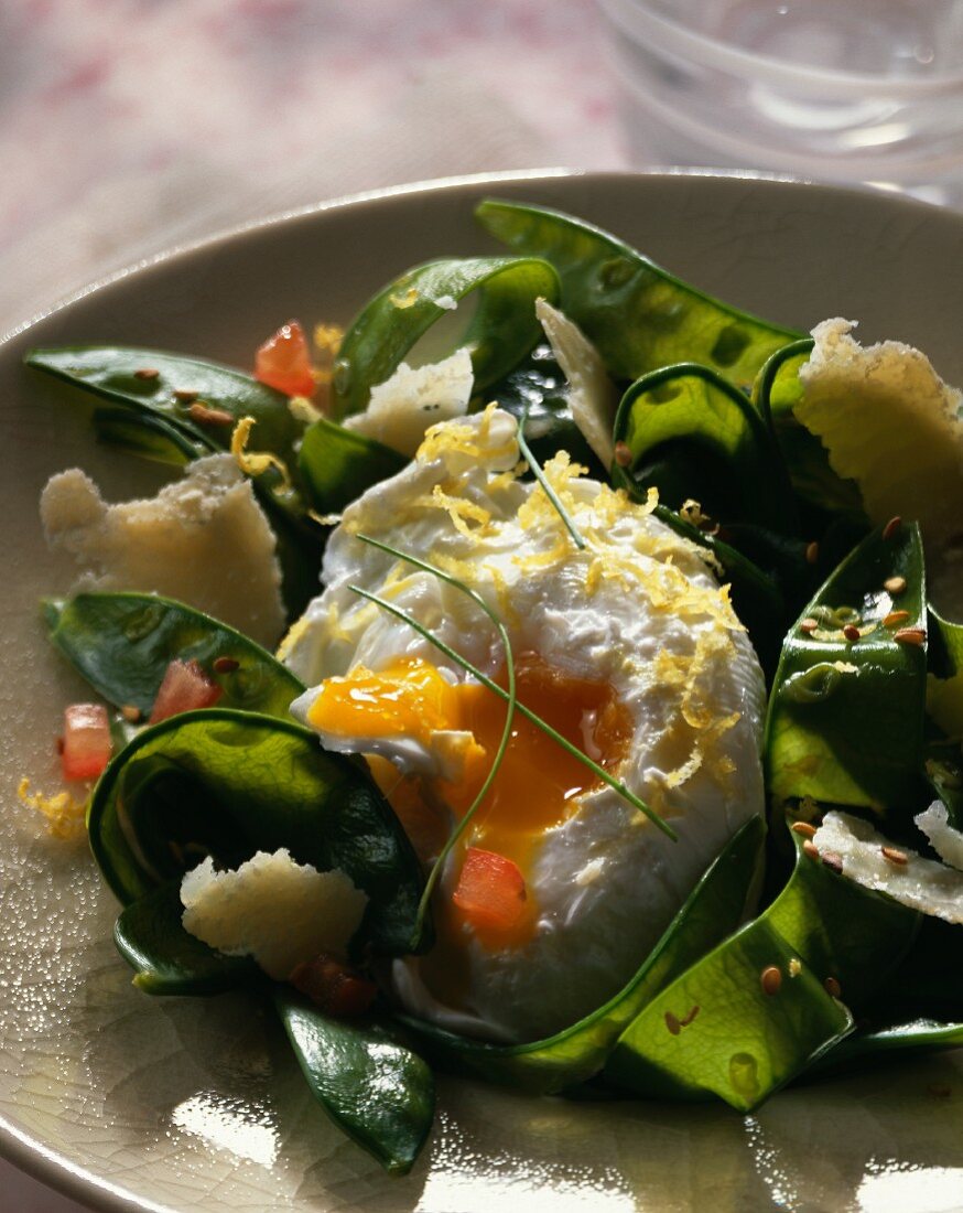 Sugar peas with soft-boiled eggs