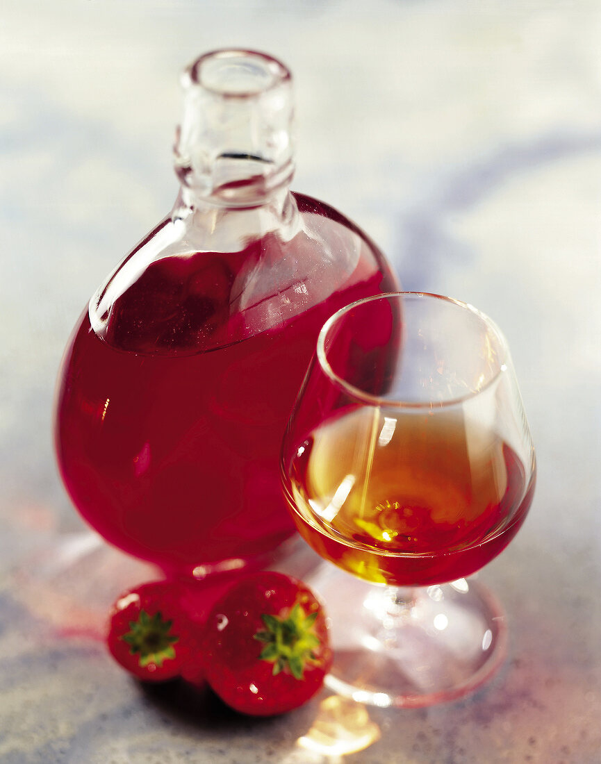 Erdbeerlikör in Flasche und Glas
