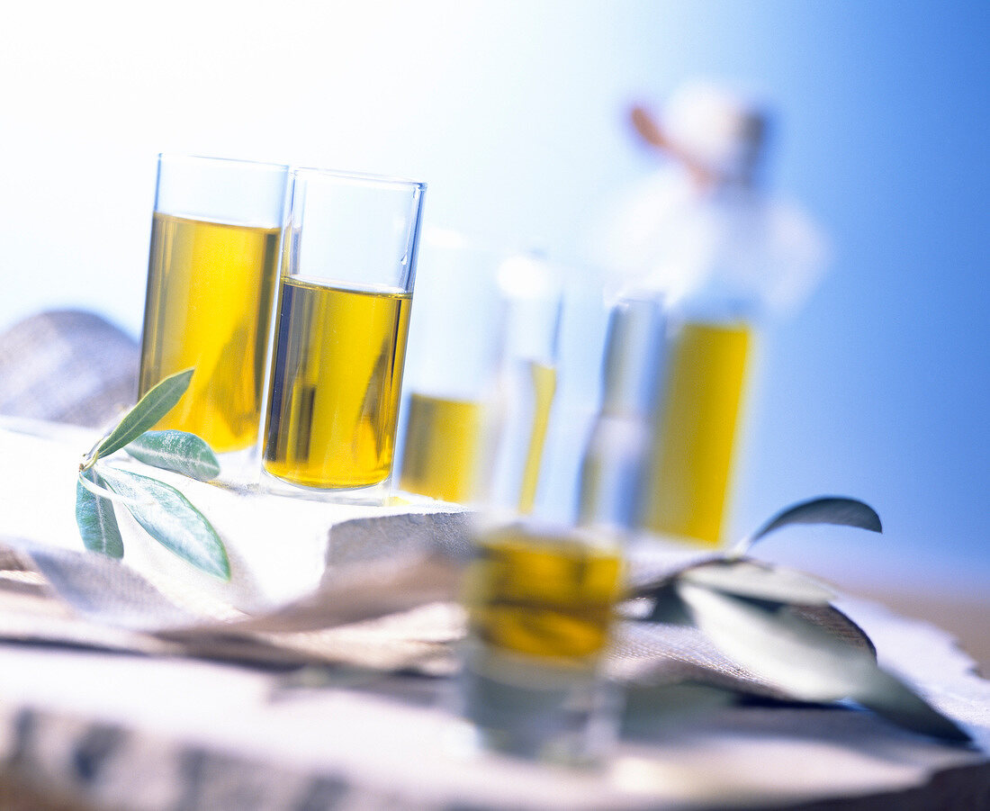 Mehrere Gläser mit Olivenöl