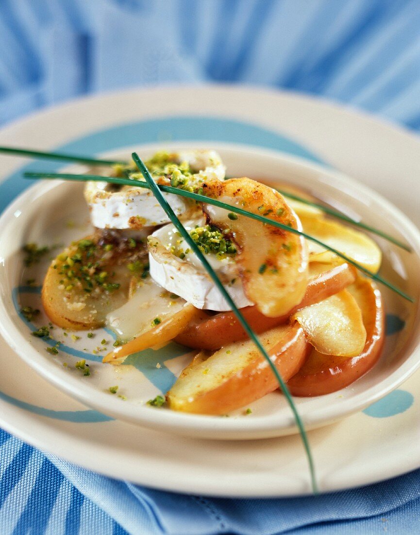 Warmer Ziegenkäse auf gebratenen Apfelspalten