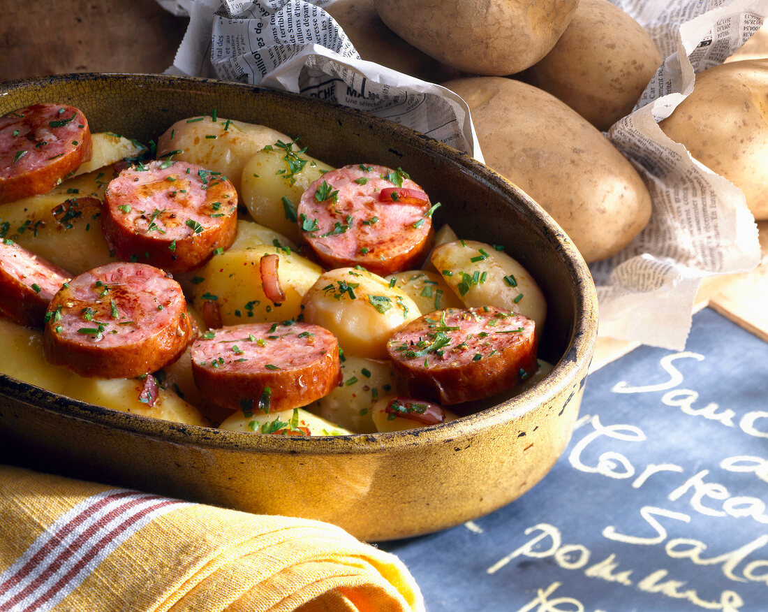Warmer Kartoffelsalat und Morteau-Würstchen