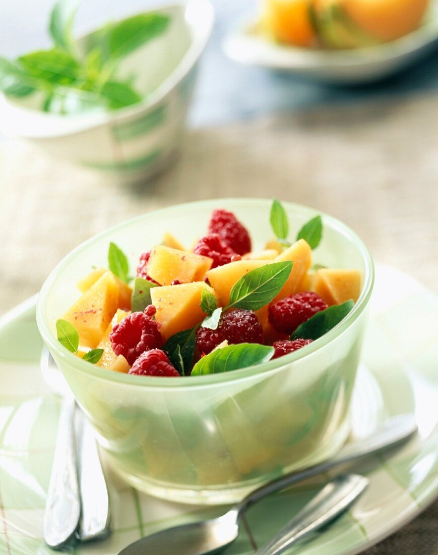 Fruchtsalat mit Melone, Himbeeren und Basilikum