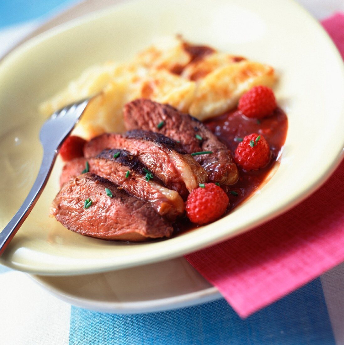 Fillets of duck breast with raspberries