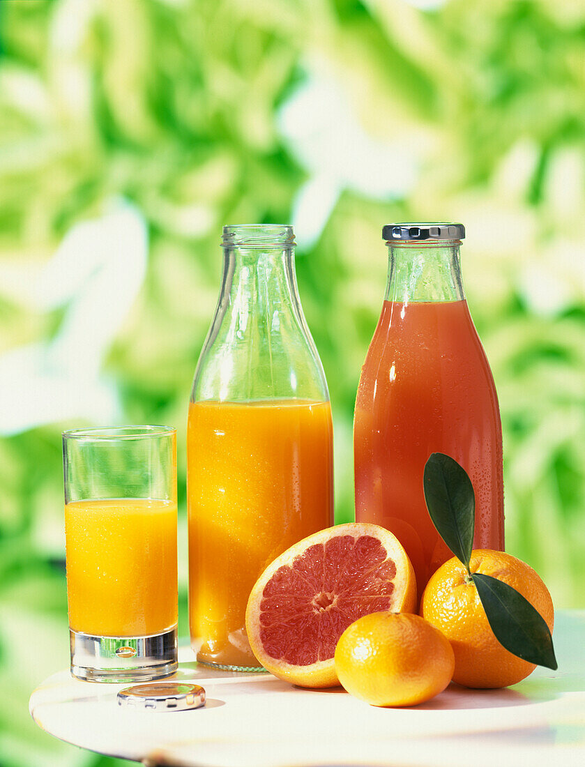 Drei verschiedene Zitrussäfte (Orange, Mandarine, Grapefruit)