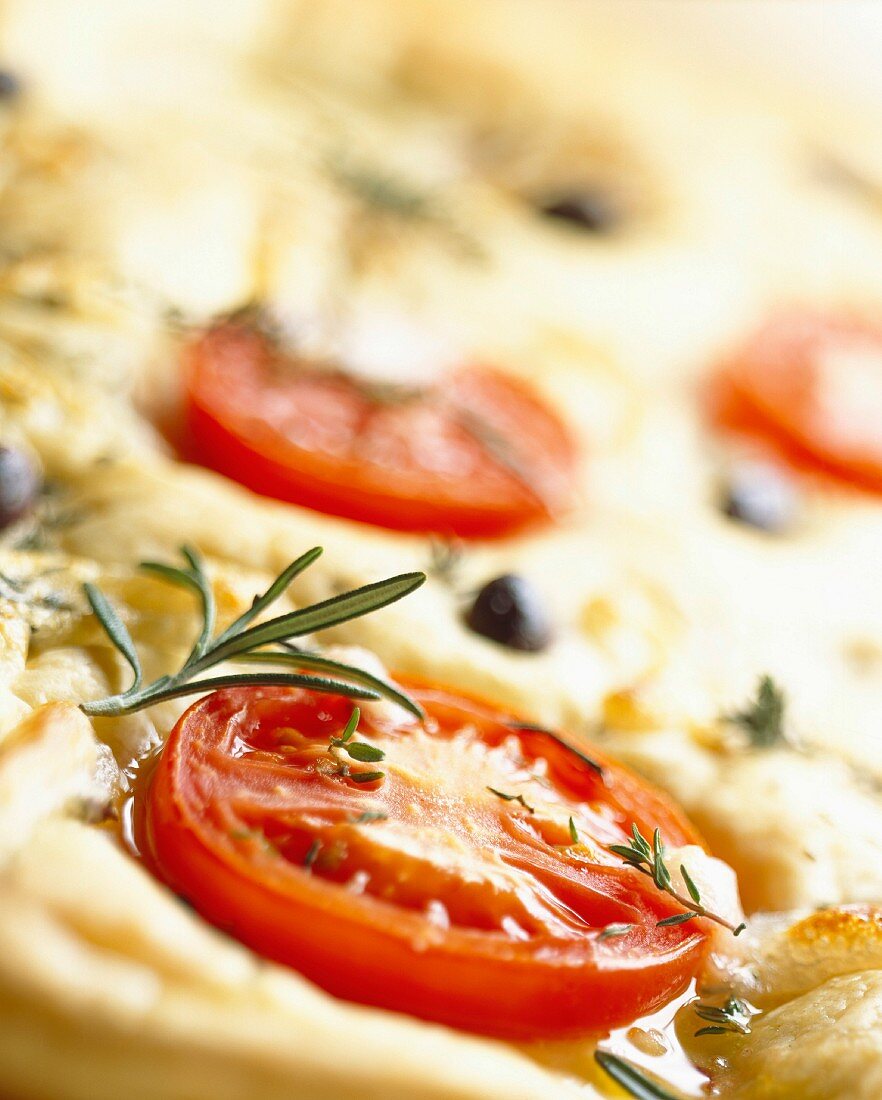 Pizza mit frischen Tomaten