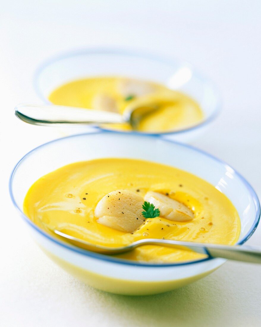 Creamed pumpkin soup with saffron and scallops