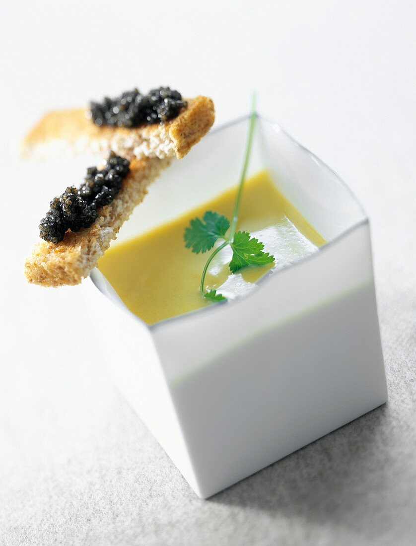 Artischockencreme mit Zitronenmelisse und Brotschnittchen mit Ossetra-Kaviar