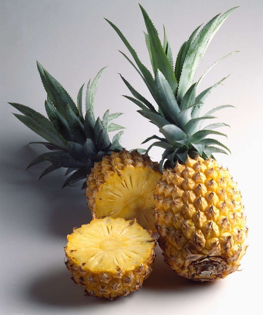 Ganze und halbierte Ananas
