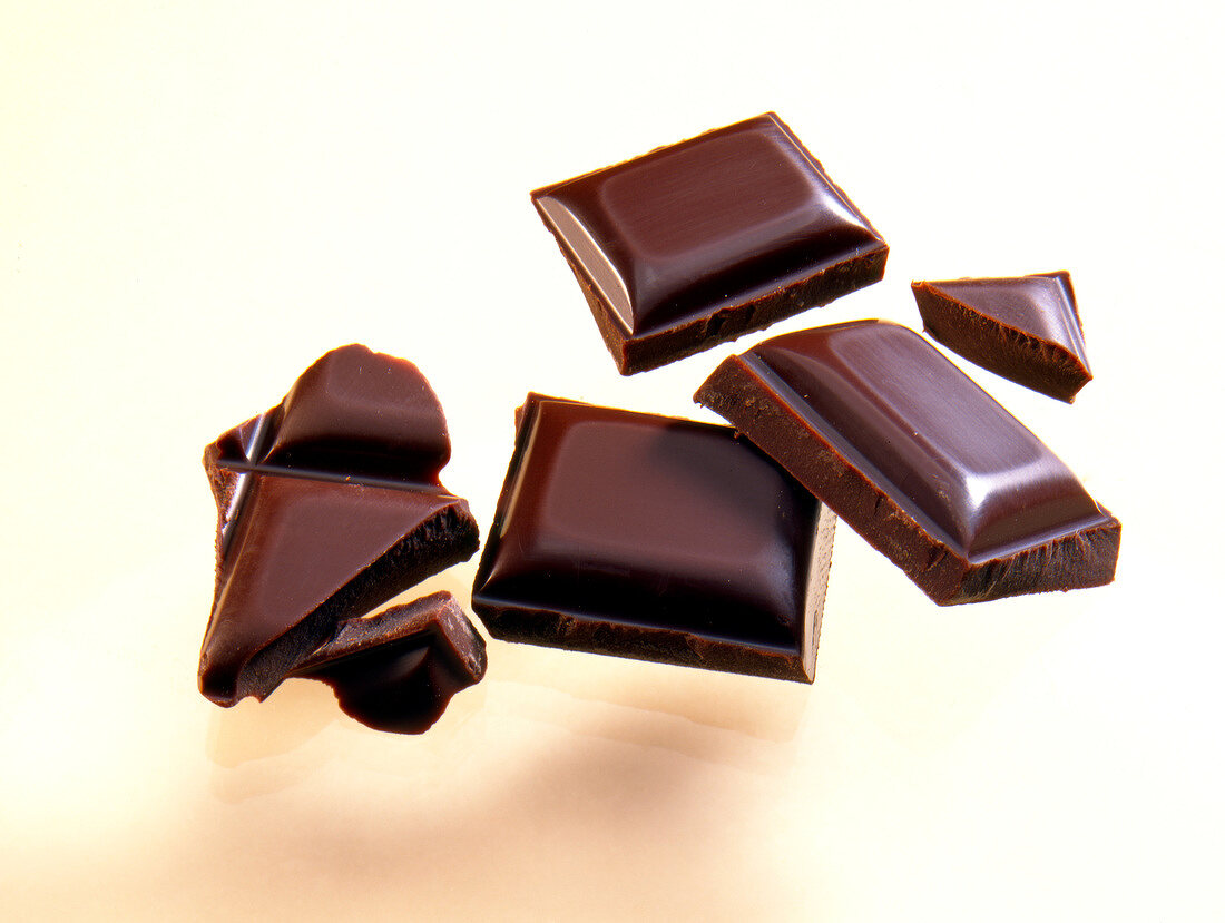 Einige Stücke dunkle Schokolade
