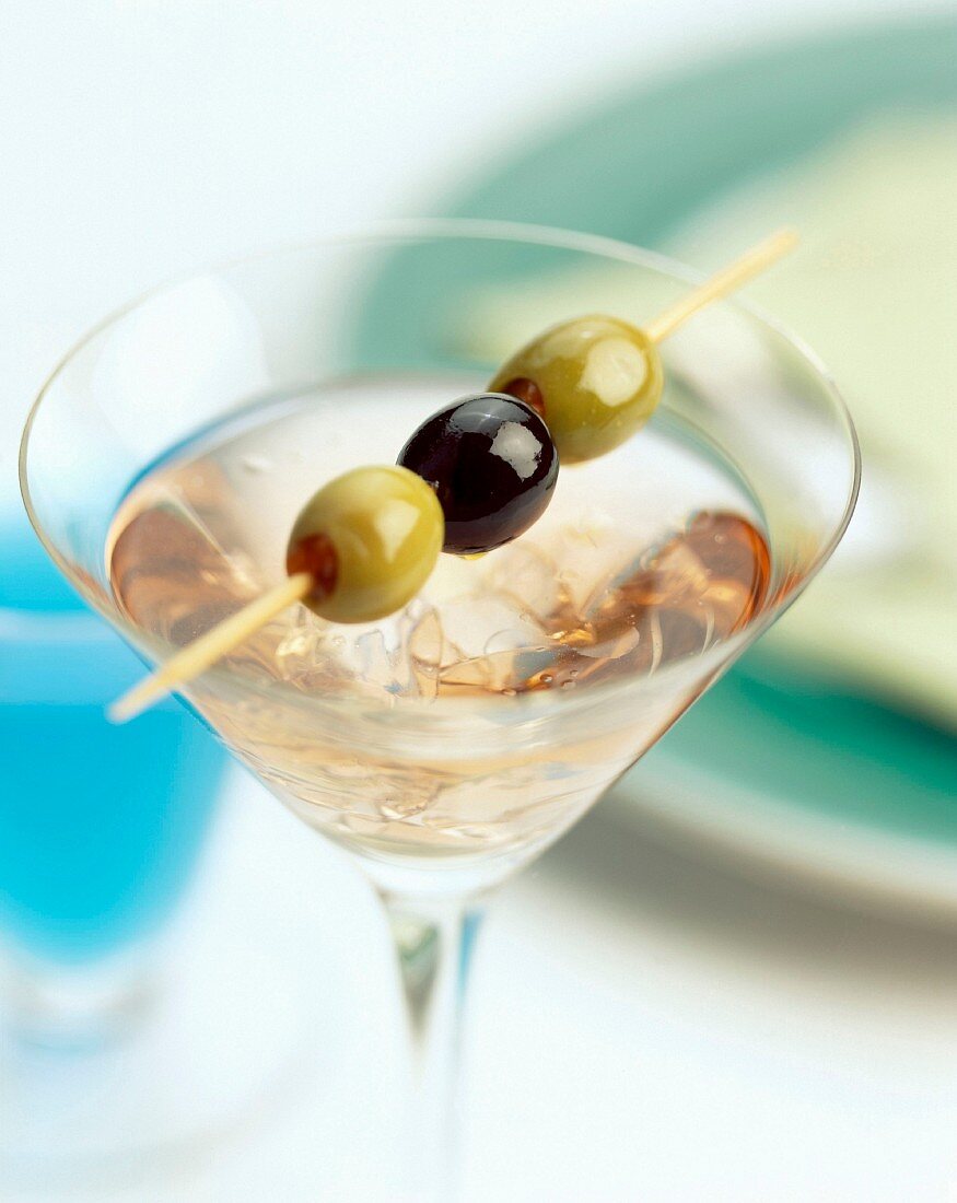 Cocktail mit Olivenspiess