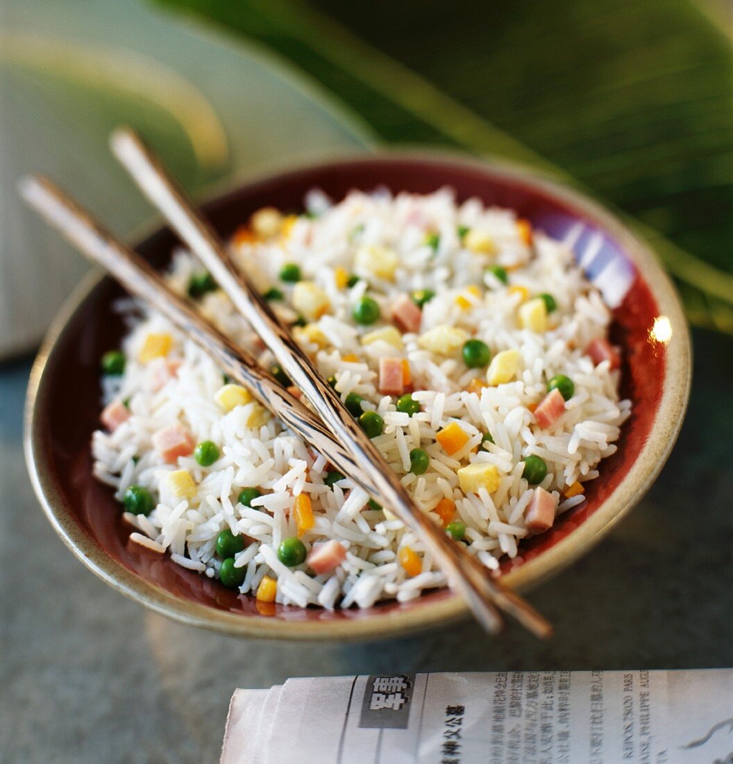 Gebratener Reis mit Gemüse und Schinken