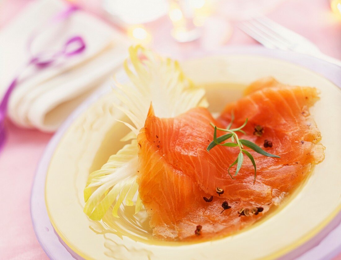 Geräucherter Lachs mit Chicorée-Garnitur auf Teller