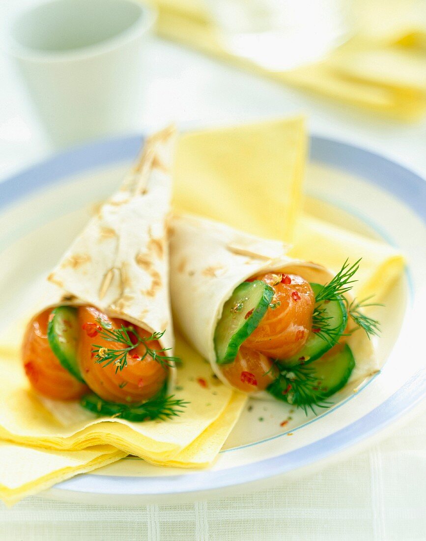 Fladenbrot-Wraps mit Lachs, Gurke und Dill