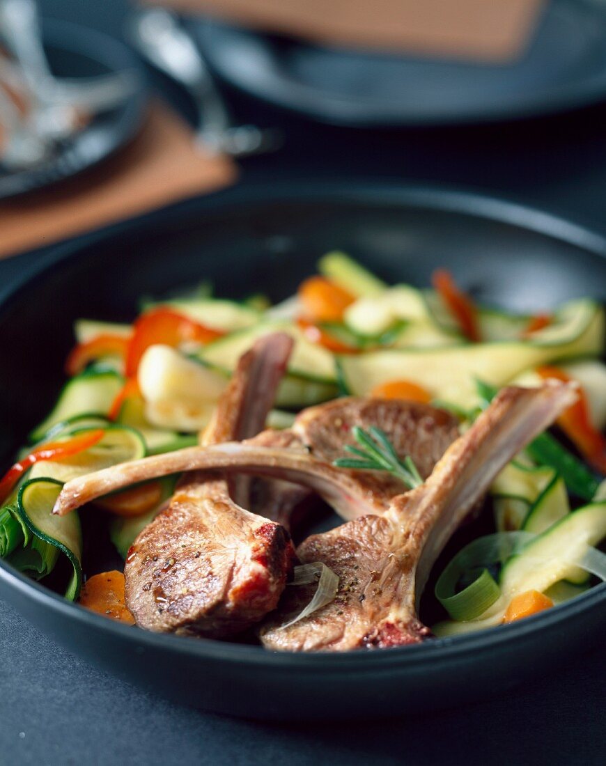 Lammkoteletts mit Zucchini und Paprika