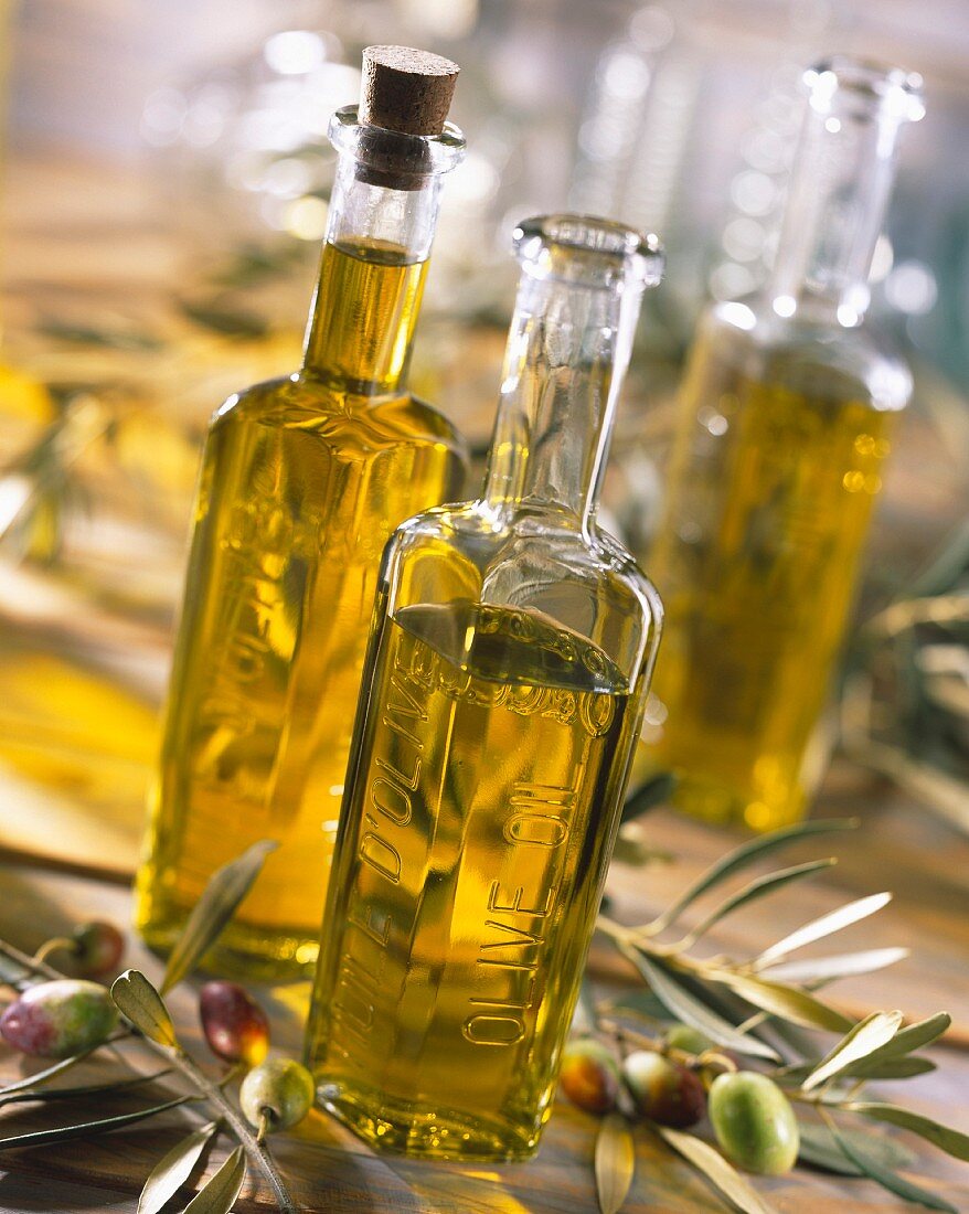 Verschiedene Flaschen Olivenöl