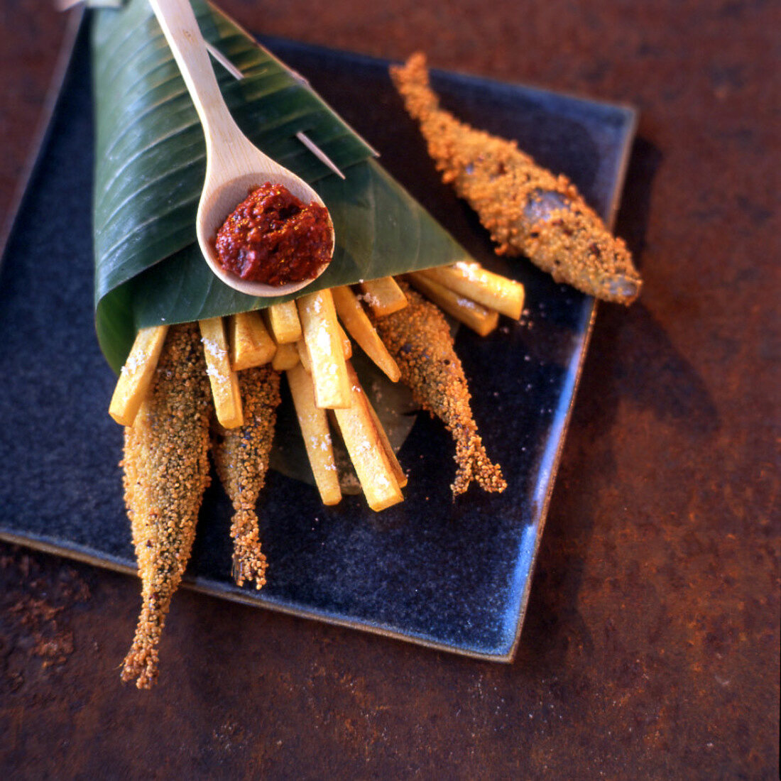 Gebackene Sardinen mit Sesamkruste, Bananenfritten