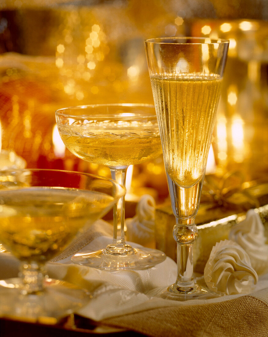 Mehrere Gläser Champagner auf Tisch mit festlicher Deko