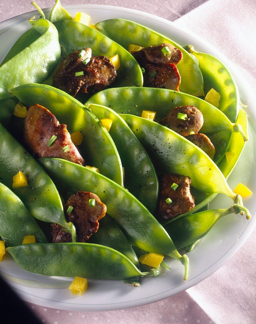 Sugar peas with poultry livers