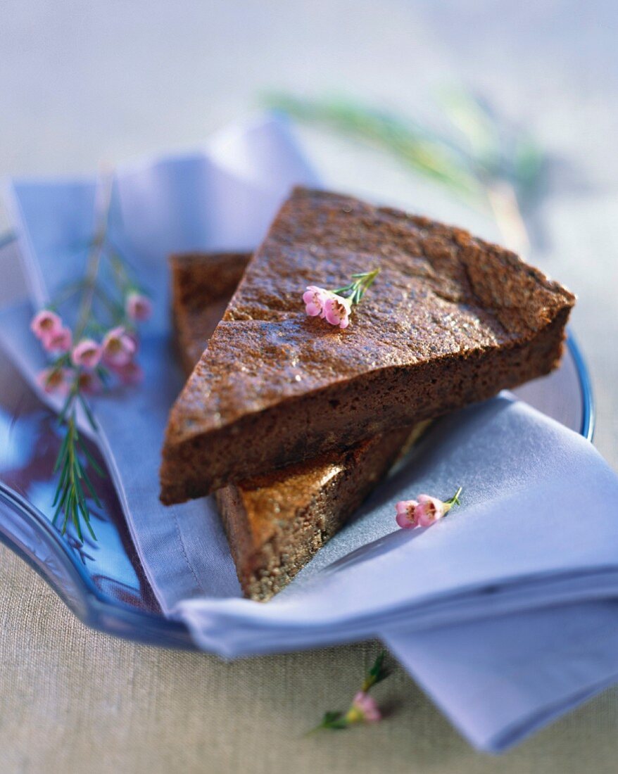 Zwei Stücke Schokoladen-Amaretti-Kuchen, gestapelt