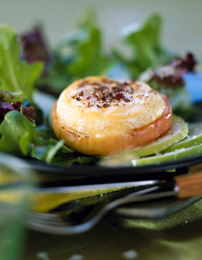 Salat mit Apfel und warmem Ziegenkäse