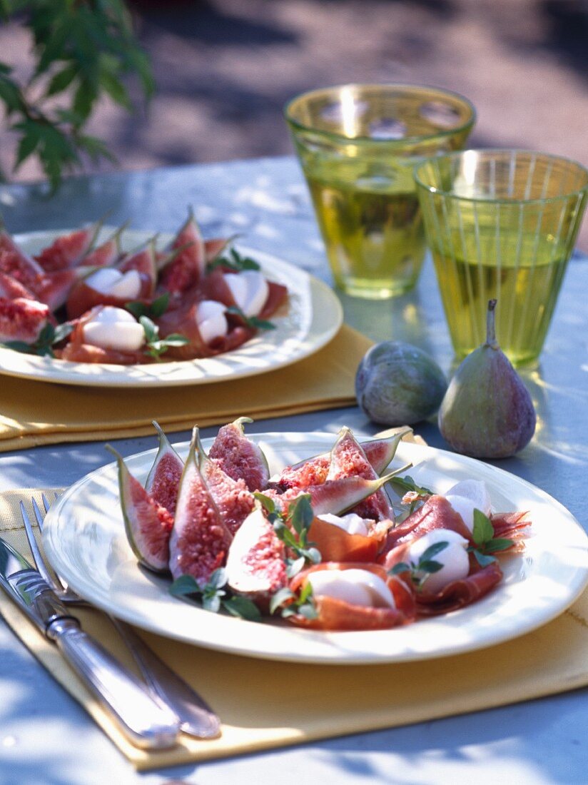 Mozzarella mit Feigen und Rohschinken