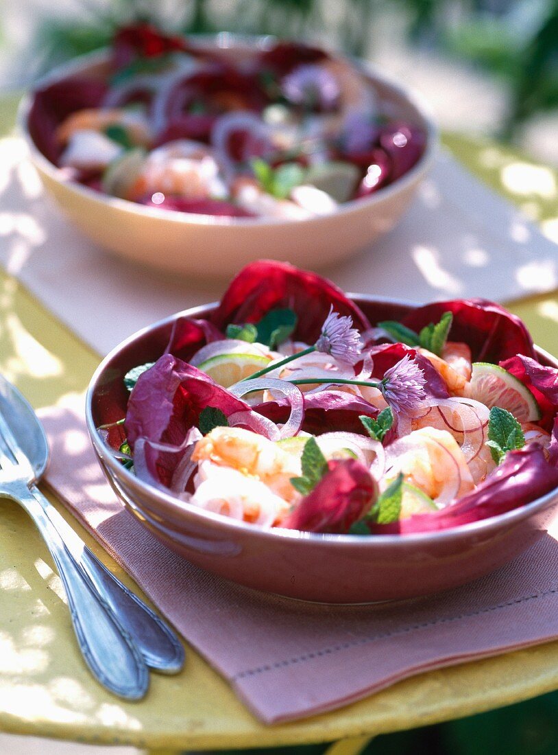 Salat mit rosa Chicorée und Garnelen