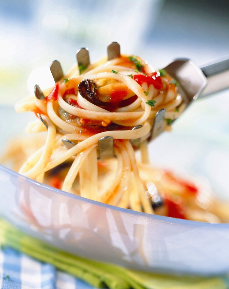 Linguine pasta with peppery mussels