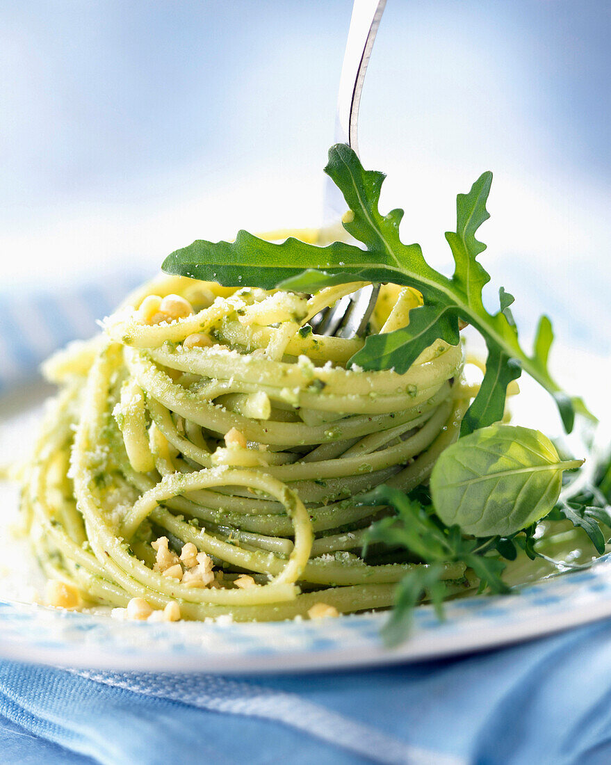 Linguine mit Rucolapesto und Basilikum