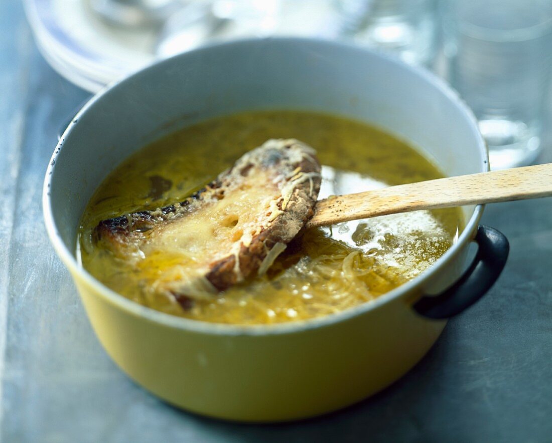 Gratinierte Zwiebelsuppe mit Bier