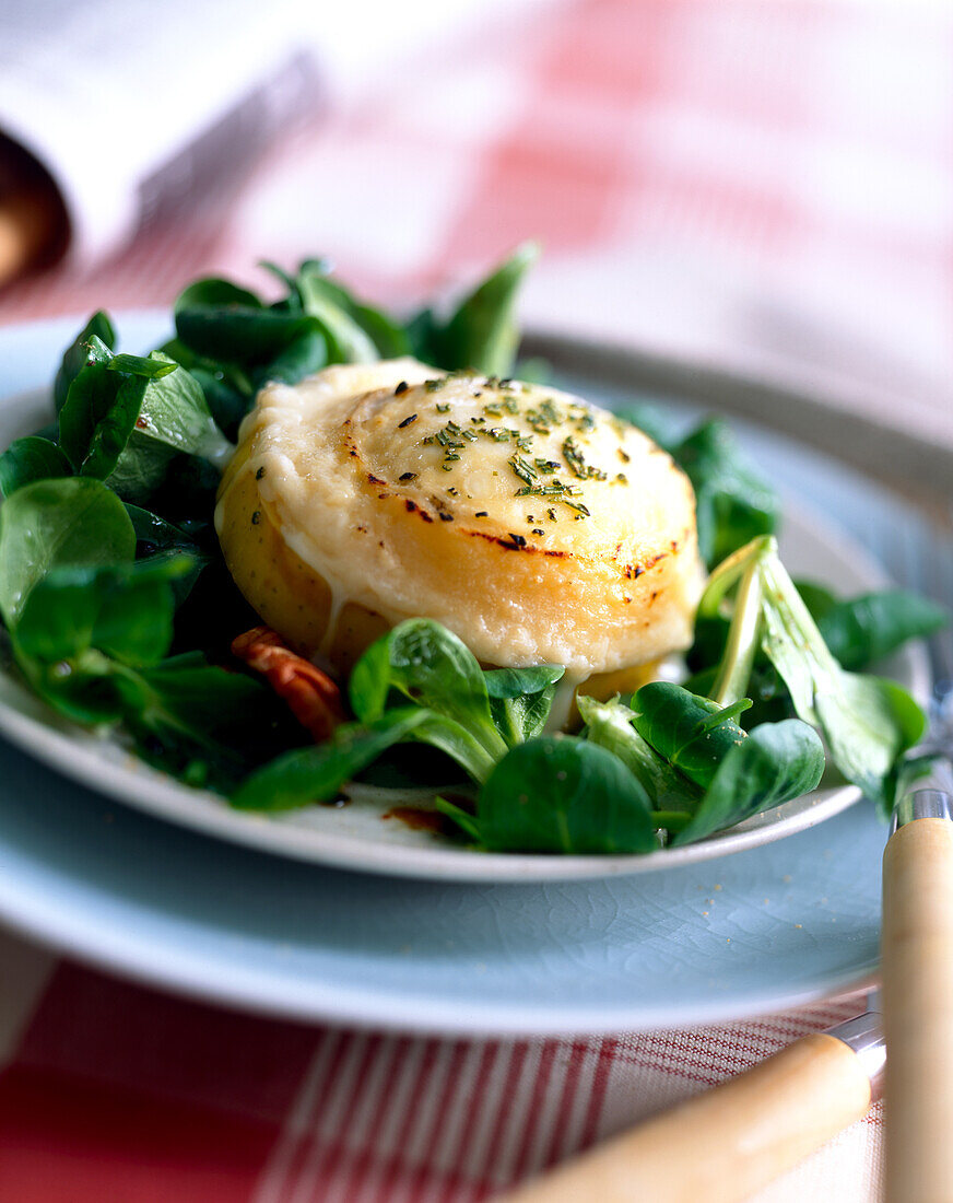 Gebackener Ziegenkäse auf Feldsalat